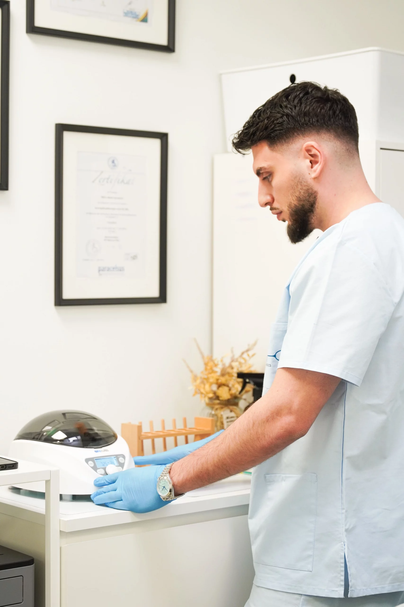 Melih Kandemir bei der Behandlung in der Praxis Melimedics in Mainz
